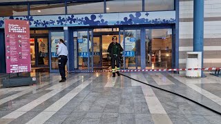 Incendio al centro commerciale Belforte di Monfalcone, evacuata la struttura