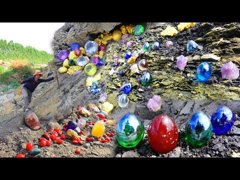 Is gold found in volcanic rock?