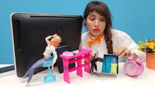 Ümit ile Barbie oyunları. Barbie otelde gece resepsiyonda çalışıyor. Barbie videoları