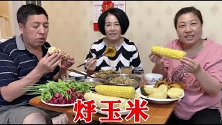 最爱家乡饭，烀一锅玉米土豆倭瓜，蒸两盆东北特色酱，那叫一个香