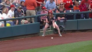 SF@WSH: Ballgirl makes nice snag on foul ball