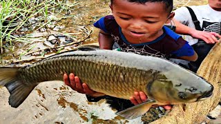 The life of a fisherman, fishing with easy methods, the area is full of natural fish. A lot fishing