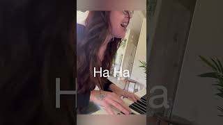 Hilarious cockatoo heckles owner's singing 😂