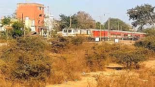 Udhampur Durg SF Express Encounters Level Crossing at Bhilai Steel Plant || Indian Railways