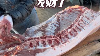 老孟卖猪肉可发财了，一上午卖六七头猪，五六个人都忙不过来#这就是年味 #过年氛围提前搞起来了 #天冷就该多吃点肉了 #放心肉 #备年货