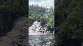 L’impressionnante chute du lac glaciaire