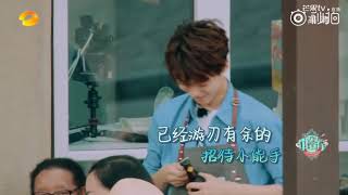 【TFBOYS王俊凯】中餐厅第二季第二期  王俊凯用英文与客人交流互动，服务生小凯当的也是非常的棒