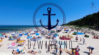 Dźwirzyno Portal - środek wakacji, na plaży kolorowo od parawanów i parasoli.