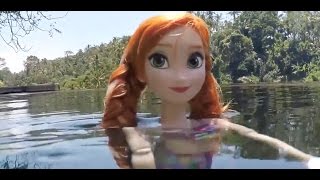 Elsa and Anna swimming pool fun, water splash \u0026 holidays- relax at the spa