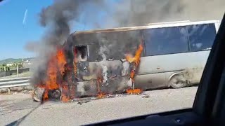 Shkrumbohet nga flaket minibusi ne Kavaje | ABC News Albania