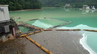 草津温泉・湯畑の下流のダム、温泉が溶け込みエメラルドグリーン、上州湯ノ湖・品木ダム　群馬県心霊スポット