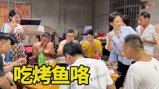 阿表和老爸给鱼塘装增氧泵，今天又死了几条，晚上大家烤鱼加菜了【阿表在农村】