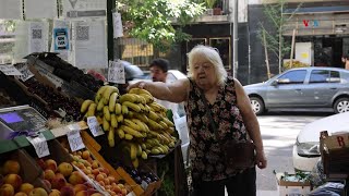 "Se viene lo peor": pensionada prevé mayor inflación en Argentina tras paquete económico de Milei