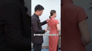 模特小姐姐做了美美的指甲，真开襟的扣字都打不开了。如果有这样困扰的小姐姐，可以选择后拉链款~