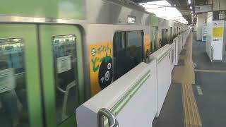 山手線「Suicaのペンギン」ラッピングトレイン（JR東日本E235系電車）鶯谷駅を発車。R6/3。Yamanote Line Uguisudani Station Tokyo JAPAN TRAIN