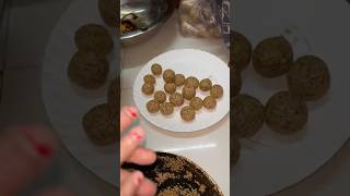 मार्केट जैसा तिल का लड्डू बनाये घर पे#shortsfeed #food #indiansweet #viralvideo #tilli #laddu