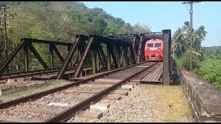 ආරුක්කු පාලම් දෙකක් හරහා කෝච්චිය එන හැඩ #train #travelblogger #SriLanka