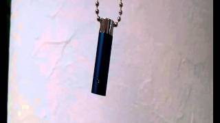 Pendentif Pour Cendre Urni: bleu satiné; forme cylindrique; produit jumeau du pendentif Urnta