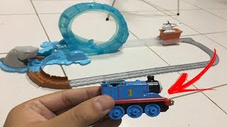 MONTEI A SUPER TRILHA DO MINI TREM QUE VIRA DE CABEÇA PRA BAIXO E TEM TUBARÃO!