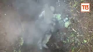 Soldado ruso atrapa y arroja bombas lanzadas por dron ucraniano