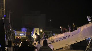 Trapani, i migranti sbarcano dalla Diciotti: i primi a scendere i due indagati