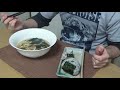 『わかめうどんおにぎり定食』を食べる