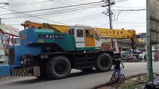 Penampakan Mobil Crane Kato Lewat Dipersimpangan Jalan