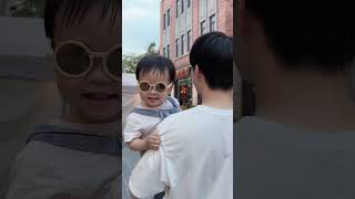 潘爸乐爷：宝宝带墨镜太可爱了！！！Baby LEYE looks so funny \u0026 cute when he wearing sunglasses