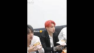 Jimin face while eating pizza is so cute 🤣but suga is freeze😂💕