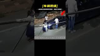 一家三口過馬路，監控拍下驚險一幕