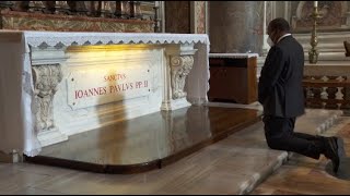 SEE PRESIDENT UHURU ON HIS KNEES PRAYING AT VATICAN BASILICA!!