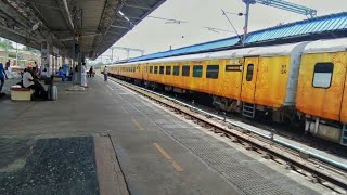 Furious Vaigai Meets Tejas Express 22672 Madurai - Chennai Egmore 🚂