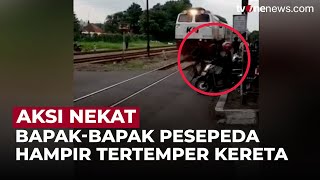 Nekat! Terobos Palang, Pesepeda Hampir Jadi Korban di Perlintasan KA di Bandung | OneNews Update