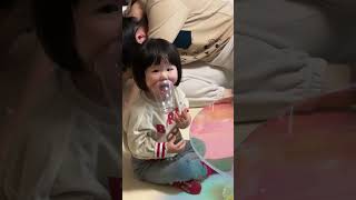 용돈 주신 삼촌들 앞에서 개인기 보여주는 삼둥이 #아영이만성공