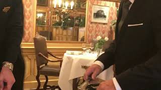 Découpe en salle de la volaille de Bresse en vessie sauce aux morilles chez Paul Bocuse, 3* Michelin