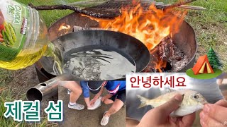 프랜신 태풍이 온 후에 조지아 남부해안 제컬 섬에서 한 가족이 캠핑을 하다.