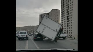 Bakıda güclü külək yük avtomobillərini AŞIRDI