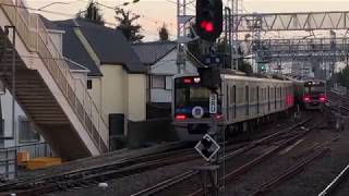 京成3000形3003編成と北総線7500形7501編成『トップナンバー・北総線開業４０周年記念ラッピング車両』が発車するシーン