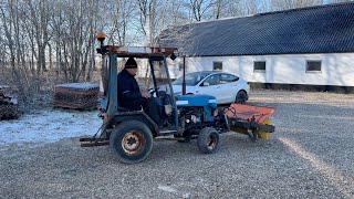 Køb Traktor Ford 1210 med fejekost på Klaravik