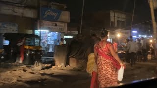 インド、ムンバイのカオスな道路とスラム街