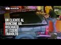 usa suv sfonda la vetrina di un bar e per poco non investe un cliente