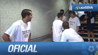 Jugadores del Real Madrid y UD Almería con camiseta de apoyo a las víctimas del terremoto en Nepal