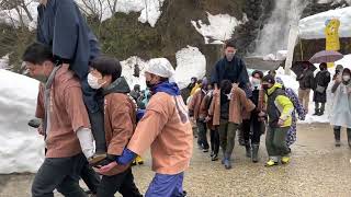 松之山の奇祭「むこ投げ」。薬師堂へ急坂を上る