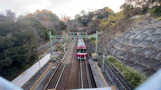 弘明寺駅歩道橋京急2100形通過