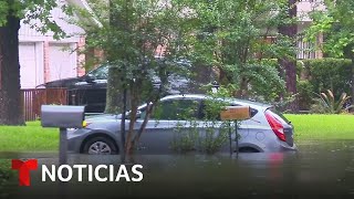 Estragos en Houston: en dos días ha caído la lluvia de todo un mes | Noticias Telemundo