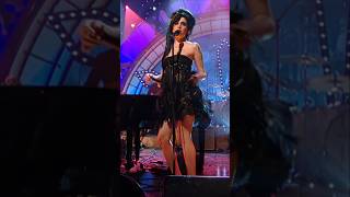 Amy's energetic performance of Monkey Man ft. Jools’ Holland in 2006. ❤️