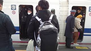 2020年1月4日のぞみ14号定期列車のため先行列車より混雑していて多くのお客さん乗れたが積み残し客が発生して少々遅れて発車