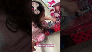 Escolhendo meu🎁 #presente #bebe #bebês #bebê #shorts #nenem #shortsvideo #viralshorts #funnyvideos