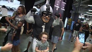 Las Vegas Raiders host open practice, packing Allegiant Stadium with fans