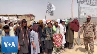 Hundreds of Afghans Cross Pakistan Border